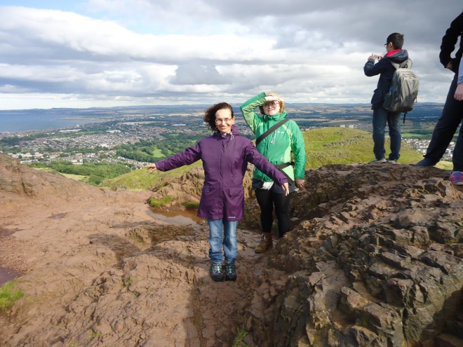 Dayse no topo do Arthur's Seat.