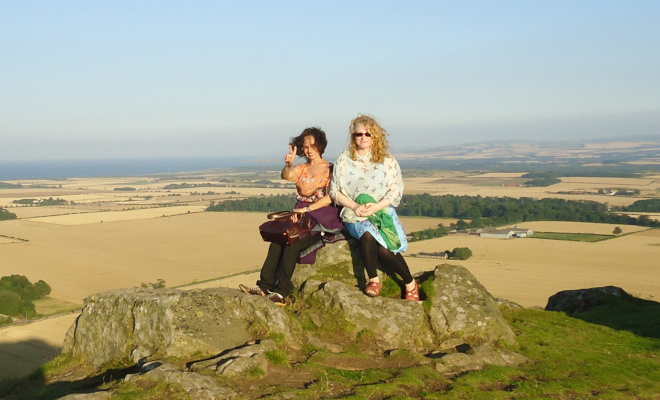 Dayse e Lisa na cúpula da Berwick Law.