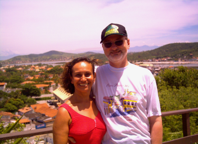 Robert e eu contra o cenário litorâneo de Cabo Frio, em 2005.