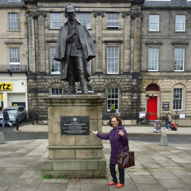 Dayse junto à estátua de Sir Arthur Conan Doyle.