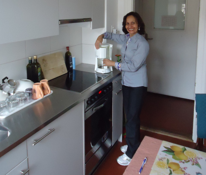 Na cozinha do apartamento de Hajnal, em Zurique, Suíça.