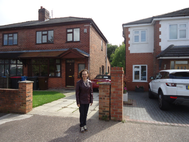 Dayse em frente ao número 14 da Holly Road, Swinton, Lancashire, Reino UnidoK