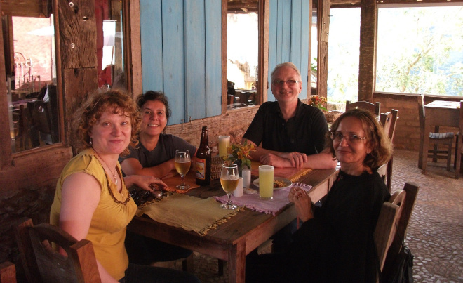 Com Lisa, Célia, Robert em um restaurante em Itatiaia 2012.
