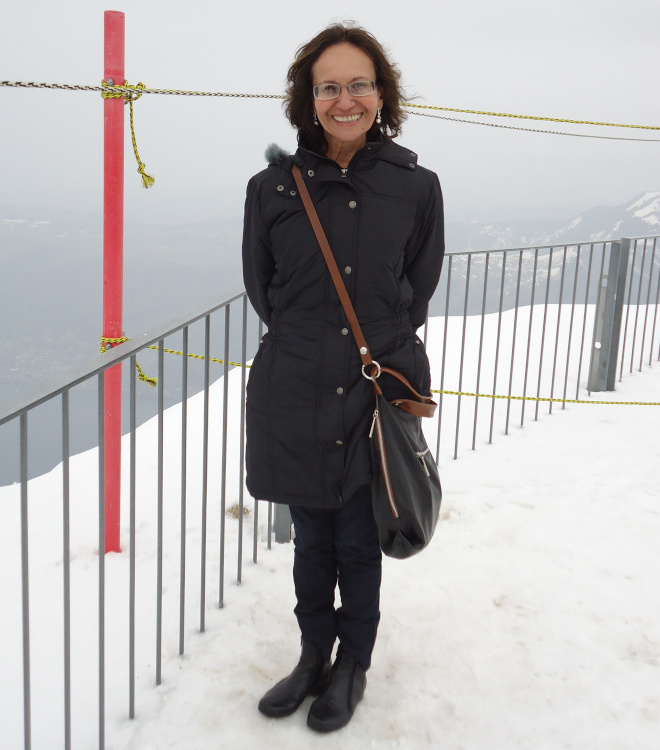 Dayse no topo do Monte Rigi.