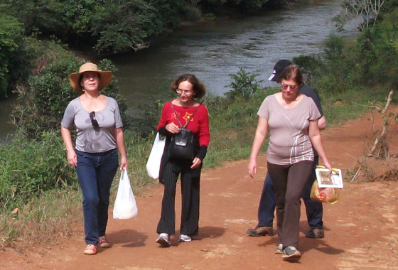 Caminhando com Robert, Célia e Dora na fazenda perto de Ouro Preto em 2012.
