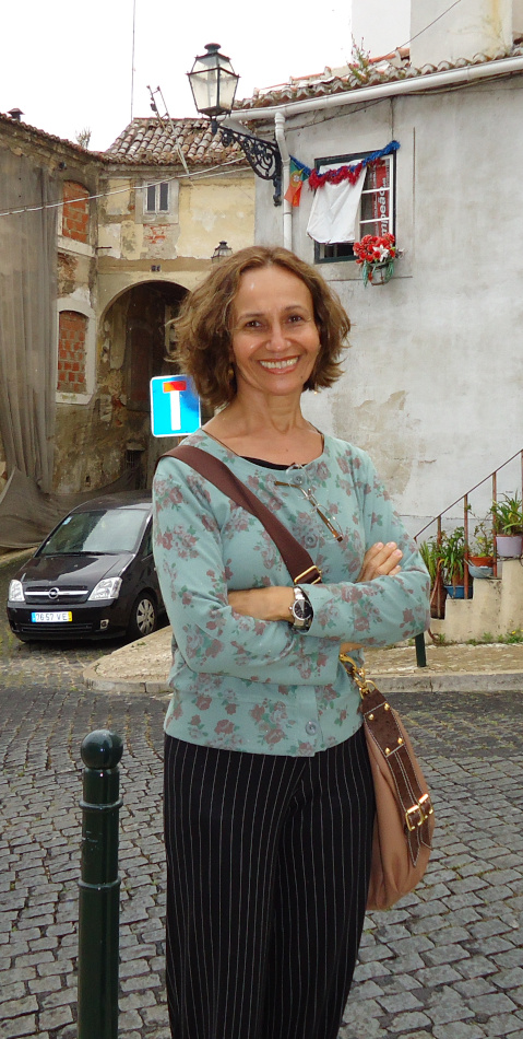 Dayse fazendo uma pausa para descansar no bairro de Alfama.