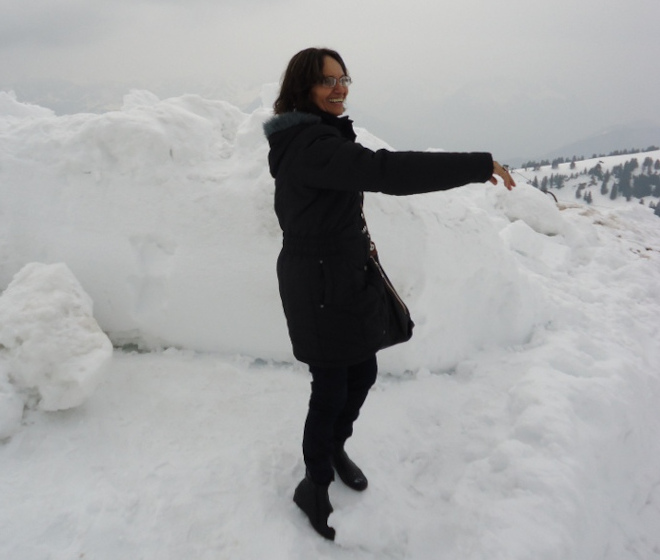 Dayse atirando uma bola de neve.
