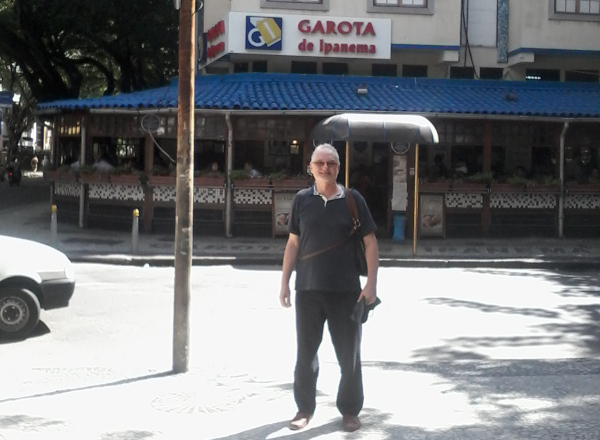 Robert em frente ao restaurante 'Garota de Ipanema'.