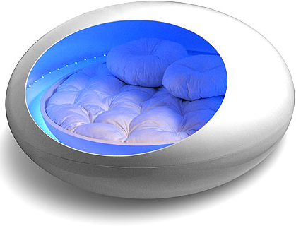 Round cocoon-style bed as an alternative for the bedroom of the landshare dwelling.